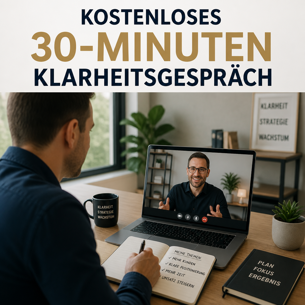 Unternehmer im Videocall mit Berater, Laptop und Notizen beim kostenlosen 30-Minuten Klarheitsgespräch